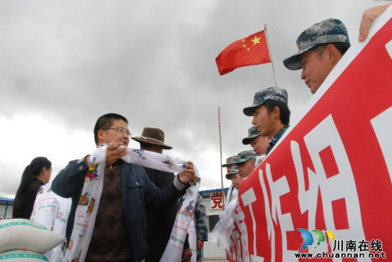 泸州市古蔺县援助稻城工作小组慰问官兵(图2)