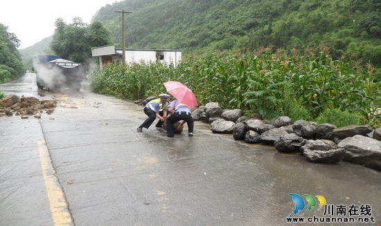 叙永交警力排险情&nbsp;保畅通(图1)
