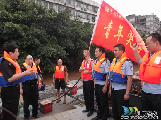 长航泸州公安领导慰问抗洪抢险民警(图2)