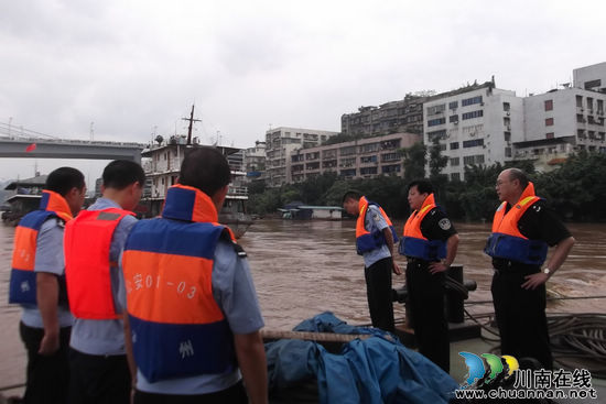 长航泸州公安领导慰问抗洪抢险民警(图3)