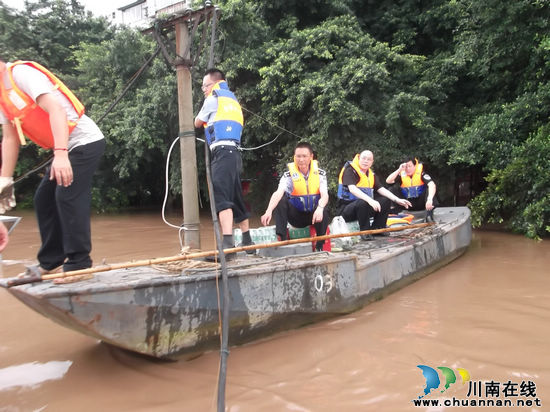 长航泸州公安领导慰问抗洪抢险民警(图1)