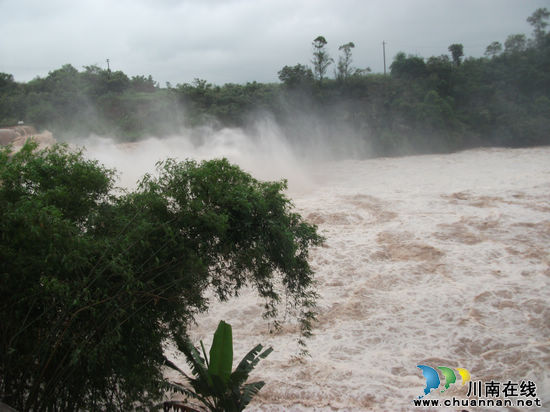 石洞镇：洪峰来了&nbsp;紧急避险转移40人(图1)