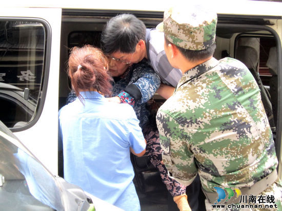 泸州市福利院积极参加转运仁爱托老院老人(图2) 泸州市福利院积极参加转运仁爱托老院老人(图2)