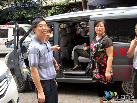 泸州市福利院积极参加转运仁爱托老院老人(图1) 泸州市福利院积极参加转运仁爱托老院老人(图1)