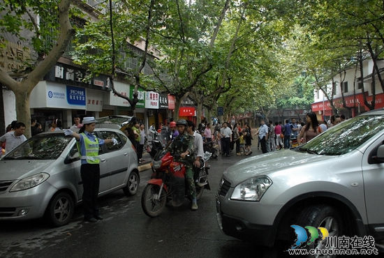 暴雨倾城洪魔肆虐&nbsp;泸州交警抗洪保畅纪实(图1)