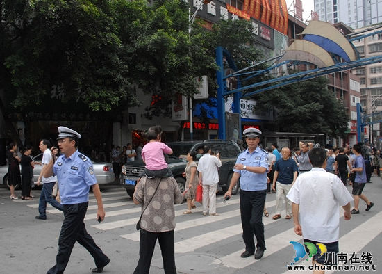 暴雨倾城洪魔肆虐&nbsp;泸州交警抗洪保畅纪实(图2)