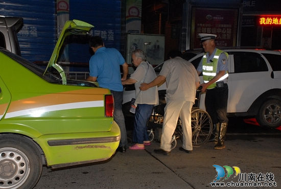 暴雨倾城洪魔肆虐&nbsp;泸州交警抗洪保畅纪实(图7)