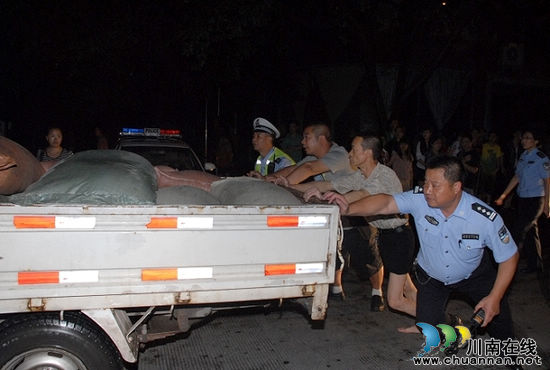 暴雨倾城洪魔肆虐&nbsp;泸州交警抗洪保畅纪实(图8)