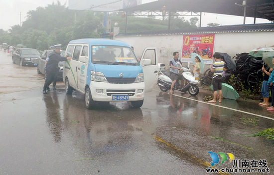 暴雨倾城洪魔肆虐&nbsp;泸州交警抗洪保畅纪实(图5)