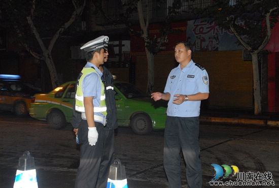 暴雨倾城洪魔肆虐&nbsp;泸州交警抗洪保畅纪实(图4)