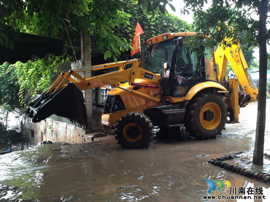 大山坪街道：对滨江路道路开展清淤工作(图1)