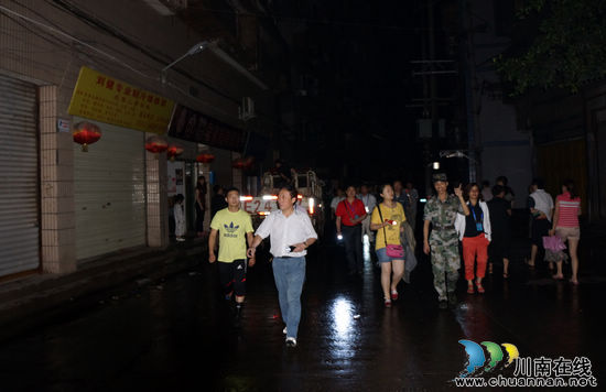 泸州市国土资源局全力以赴抗洪抢险(图2) 泸州市国土资源局全力以赴抗洪抢险(图2)