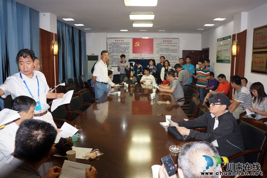 泸州市国土资源局全力以赴抗洪抢险(图1) 泸州市国土资源局全力以赴抗洪抢险(图1)