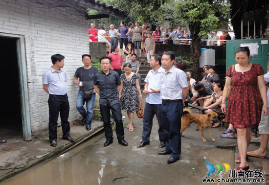 泸州市食药监局到华阳街道指导防汛救灾工作(图1)