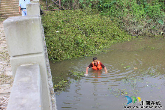 石洞镇：洪水渐渐退去，救灾仍在继续(图1)