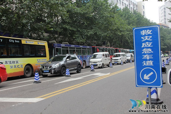 泸州：打通救灾应急车道&nbsp;保灾后道路交通(图3)