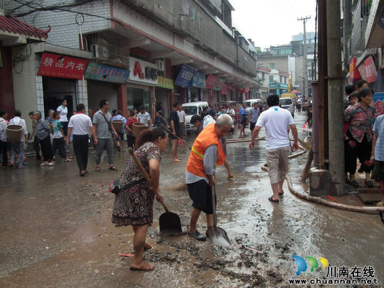 胡市镇：为退水街道“洗澡消毒”(图3)