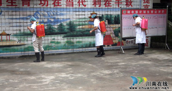 胡市镇：为退水街道“洗澡消毒”(图2)