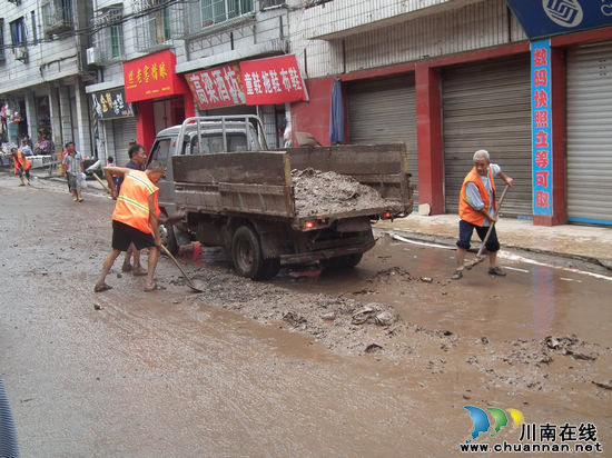 胡市镇：为退水街道“洗澡消毒”(图1)