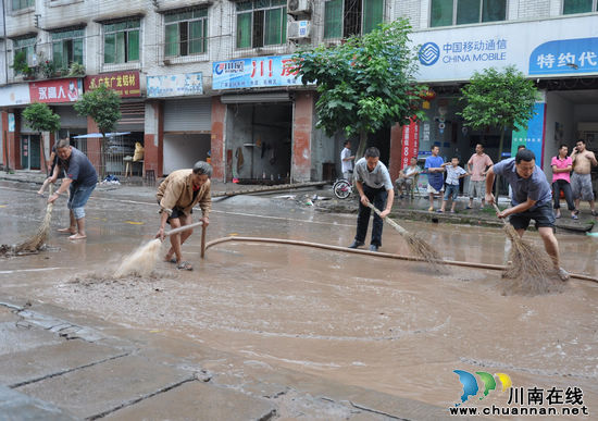 大渡口镇：全力开展洪水退后的清淤工作(图4)