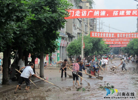 大渡口镇：全力开展洪水退后的清淤工作(图2)