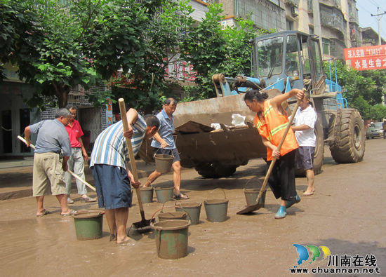大渡口镇：全力开展洪水退后的清淤工作(图3)