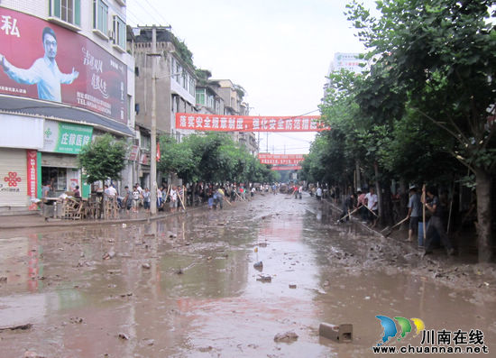 大渡口镇：全力开展洪水退后的清淤工作(图1)