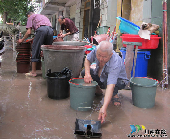 大渡口镇：全力开展洪水退后的清淤工作(图5)