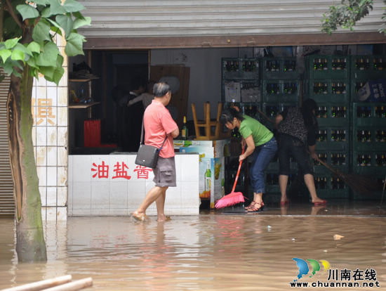 大渡口镇：全力开展洪水退后的清淤工作(图6)