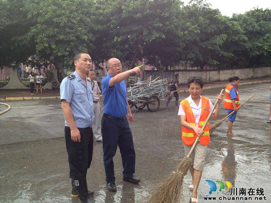 江阳区区委书记朱华亲临清淤现场指导(图1)