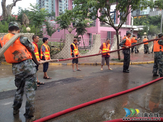 大山坪街道：抗洪抢险&nbsp;军民一条心(图2)