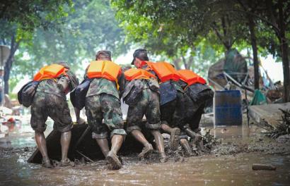 抢“黄金时间”&nbsp;川南打响灾后清淤攻坚战(图1)