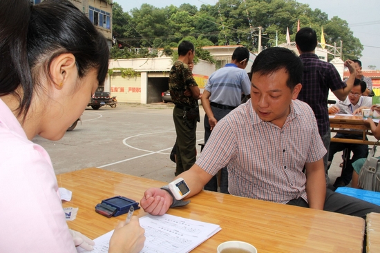 泸州纳溪龙车镇:无偿献血者的快乐“速写”(图2) 泸州纳溪龙车镇:无偿献血者的快乐“速写”(图2)