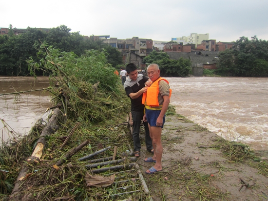 方洞镇:党政班子奋战抗洪一线(图4) 方洞镇:党政班子奋战抗洪一线(图4)
