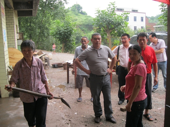 方洞镇:党政班子奋战抗洪一线(图3) 方洞镇:党政班子奋战抗洪一线(图3)