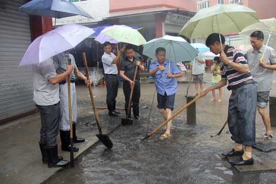 毗卢镇：暴雨突袭&nbsp;&nbsp;抢险一线(图1)