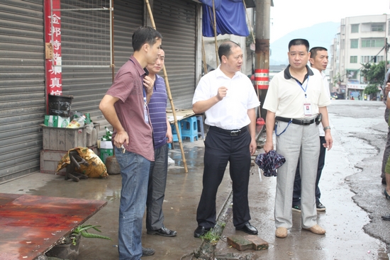 马岭镇:整治环境出重拳 还群众碧水蓝天(图2) 马岭镇:整治环境出重拳 还群众碧水蓝天(图2)