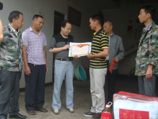 叙永县民政局到营山乡送喜报(图1)