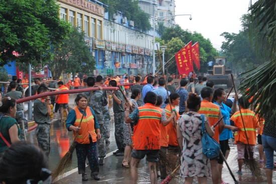 大山坪街道山岩脑社区：同奏战洪凯歌(图1)