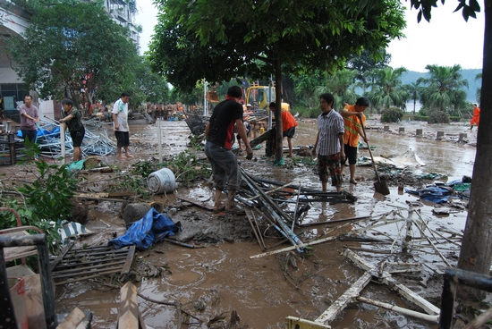 大山坪街道山岩脑社区：同奏战洪凯歌(图2)