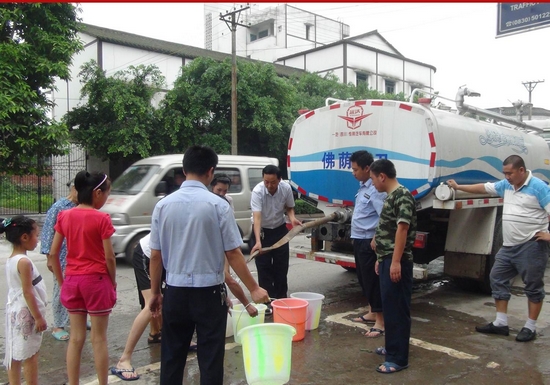 佛荫镇：纪检干部献真情&nbsp;缕缕清水暖人心(图1)