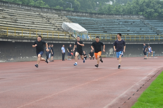 长航泸州公安组织民警体能达标竞赛(图2)