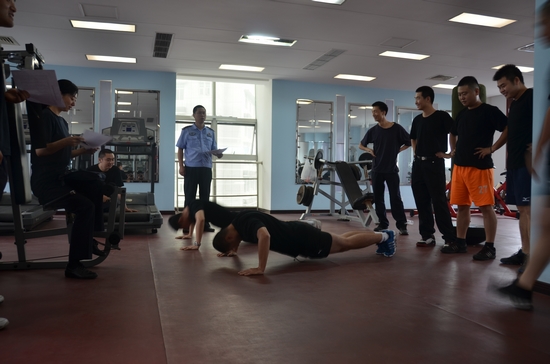 长航泸州公安组织民警体能达标竞赛(图1)