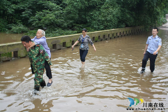 特大洪灾袭海潮 全力抗洪零伤亡(图7) 特大洪灾袭海潮 全力抗洪零伤亡(图7)