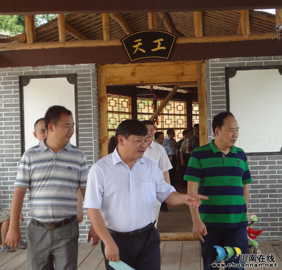 省政协副主席黄润秋调研华阳街道现代农业发展情况(图2)