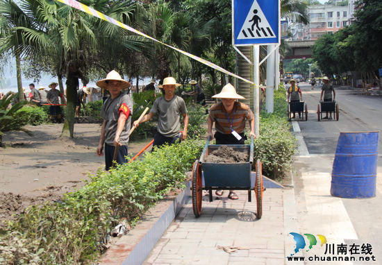 合江：全面清淤&nbsp;还原滨江路靓丽本色(图2)