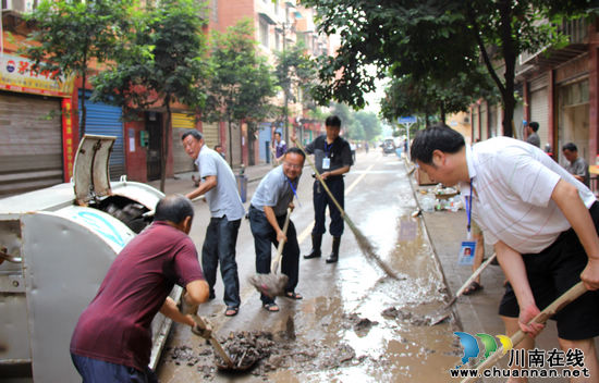 合江：全面清淤&nbsp;还原滨江路靓丽本色(图1)