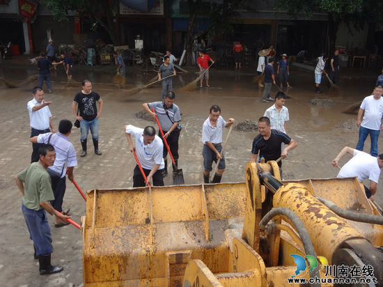 华阳街道：抗洪救灾&nbsp;诠释雷厉风行的华阳速度(图6)