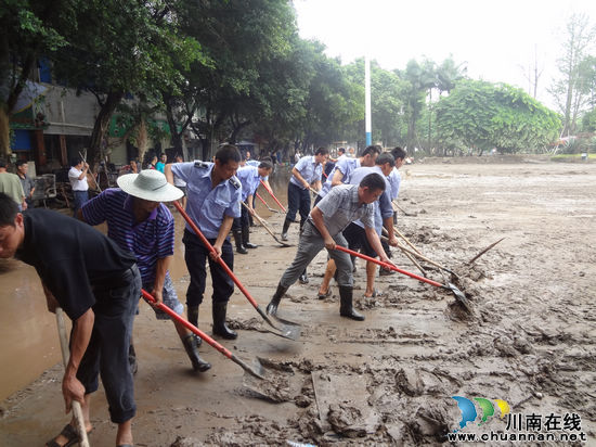 华阳街道：抗洪救灾&nbsp;诠释雷厉风行的华阳速度(图5)
