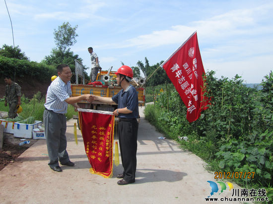 泸县:灾区送锦旗 感谢援建情(图1) 泸县:灾区送锦旗 感谢援建情(图1)